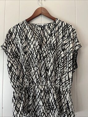 Collective Concepts Black and White Patterned Short Sleeve Top
